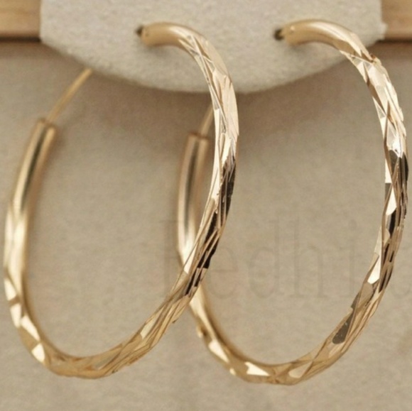 everrealli Jewelry - Gold Diamond Cut Hoop Earrings